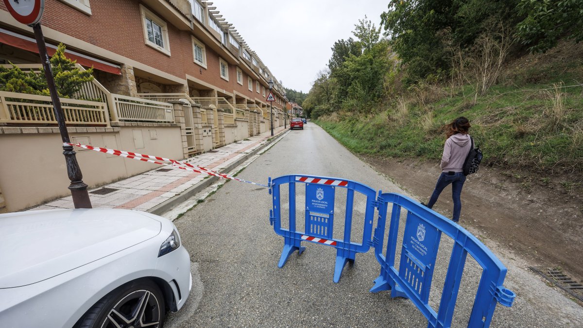 Las vallas de la Policía Local siguen impidiendo el tránsito de vehículos por la calle Murallas.