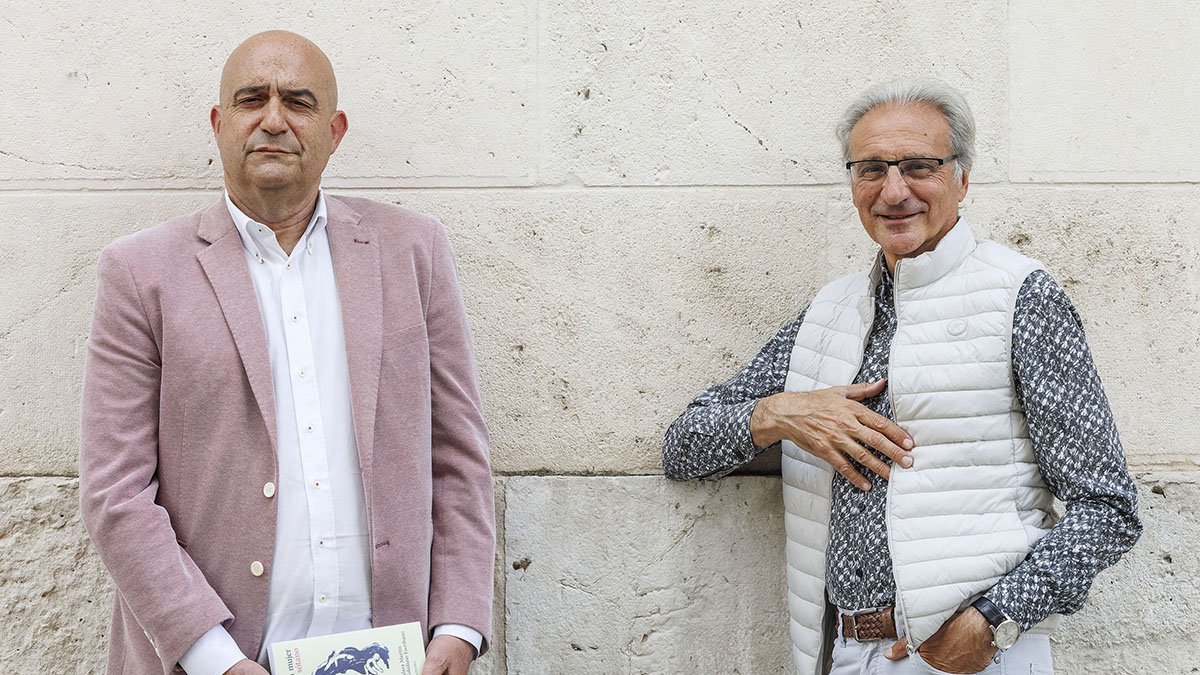 Jesús Toledano (i.) y Jesús de la Gándara, protagonistas de la tertulia literaria de este lunes.