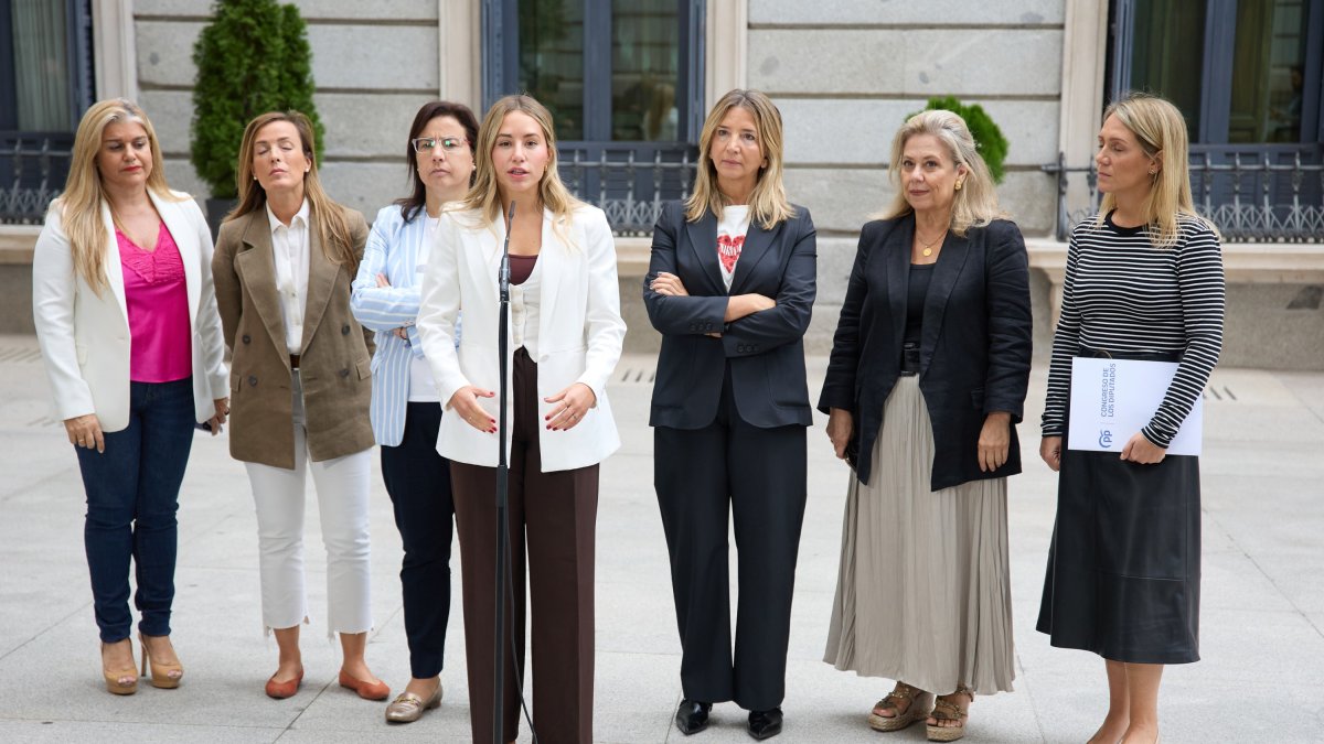 (I-D) La senadora, Eva Ortiz, la secretaria cuarta de la Mesa del Congreso, Carmen Navarro, la portavoz de Interior del GPP en el Congreso, Ana Belén Vázquez, La vicesecretaria de Movilización y Reto Digital, Noelia Núñez, la portavoz en el Senado, Alicia