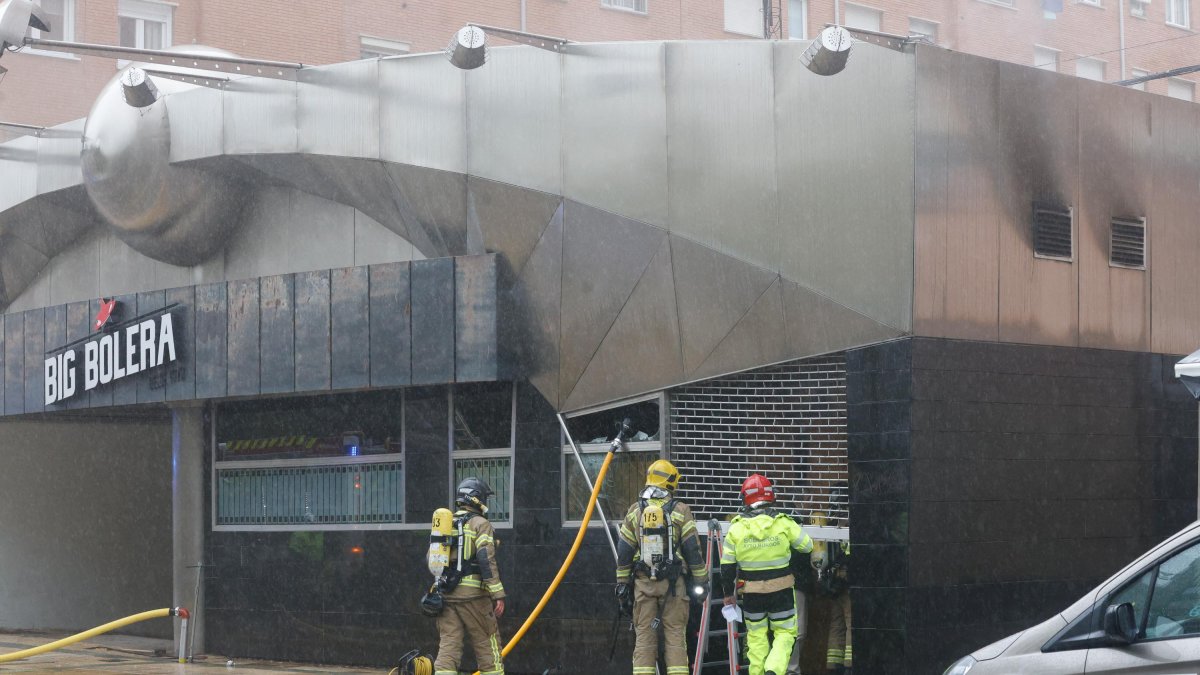 Los bomberos de Burgos en plena intervención en la calle Soria, en el edificio de la Big Bolera.