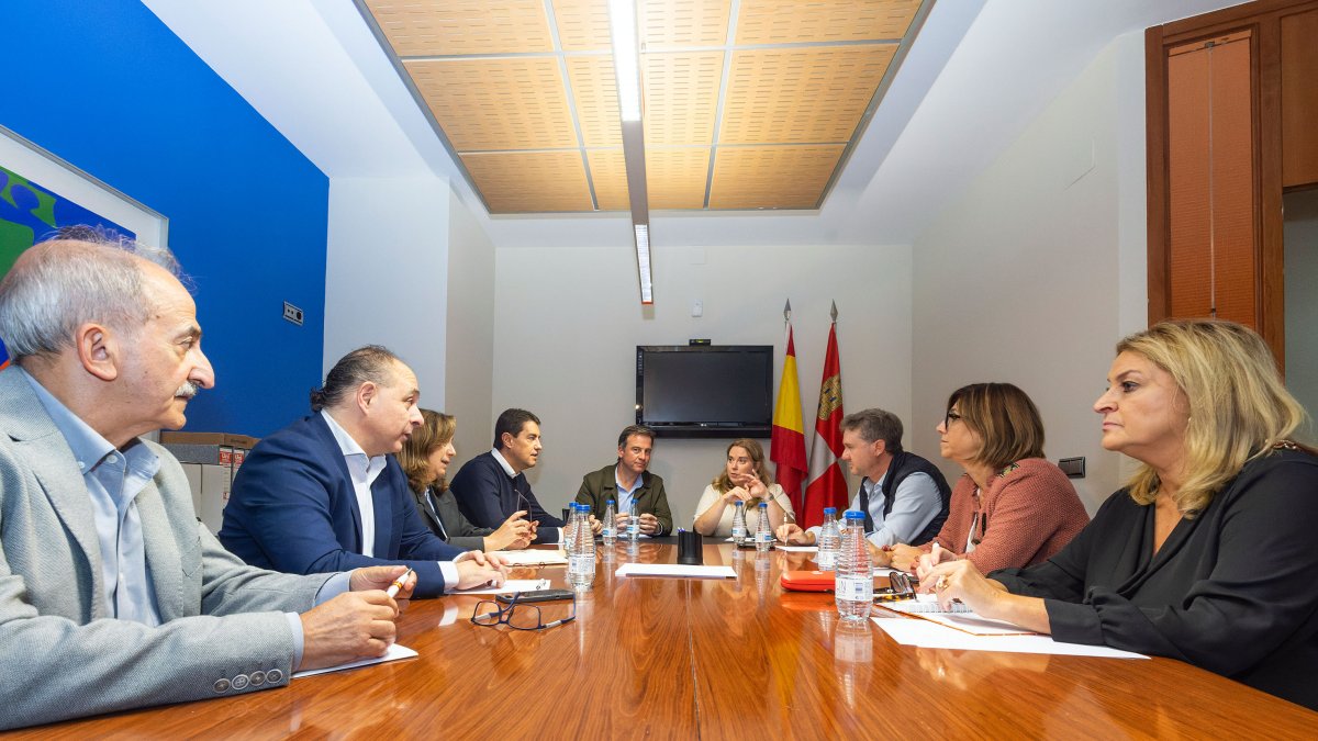 Un momento de la reunión interpalamentaria del PP en la sede de la formación en la calle Calzadas con Borja Suárez y Cristina Ayala, entre otros cargos públicos.