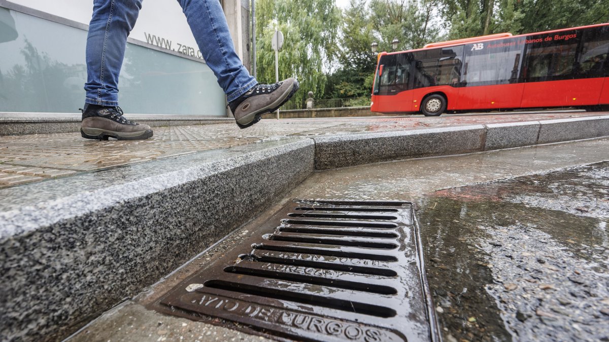La empresa adjudicataria tendrá que limpiar dos veces al año los 53.916 sumideros o rejillas de la ciudad de Burgos.