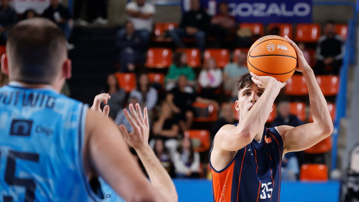 Seoane lanza a canasta durante el partido contra Palencia.