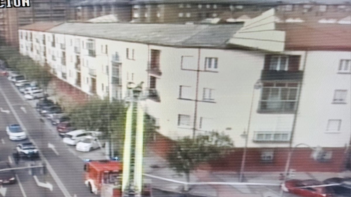 Bomberos actuando en el edificio.