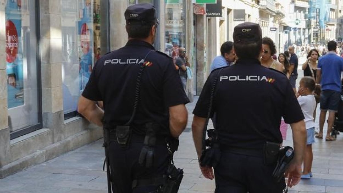 Archivo - Detenida una mujer en Valladolid por el 'hurto amoroso' de joyas y dinero a personas mayores .