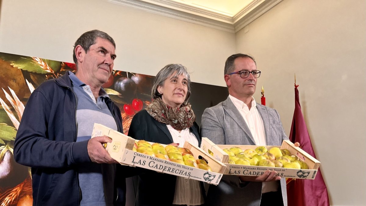 Juan José Gandía junto a la alcaldesa de Cantabrana,Consuelo García, y el diputado Javier Arrollo.