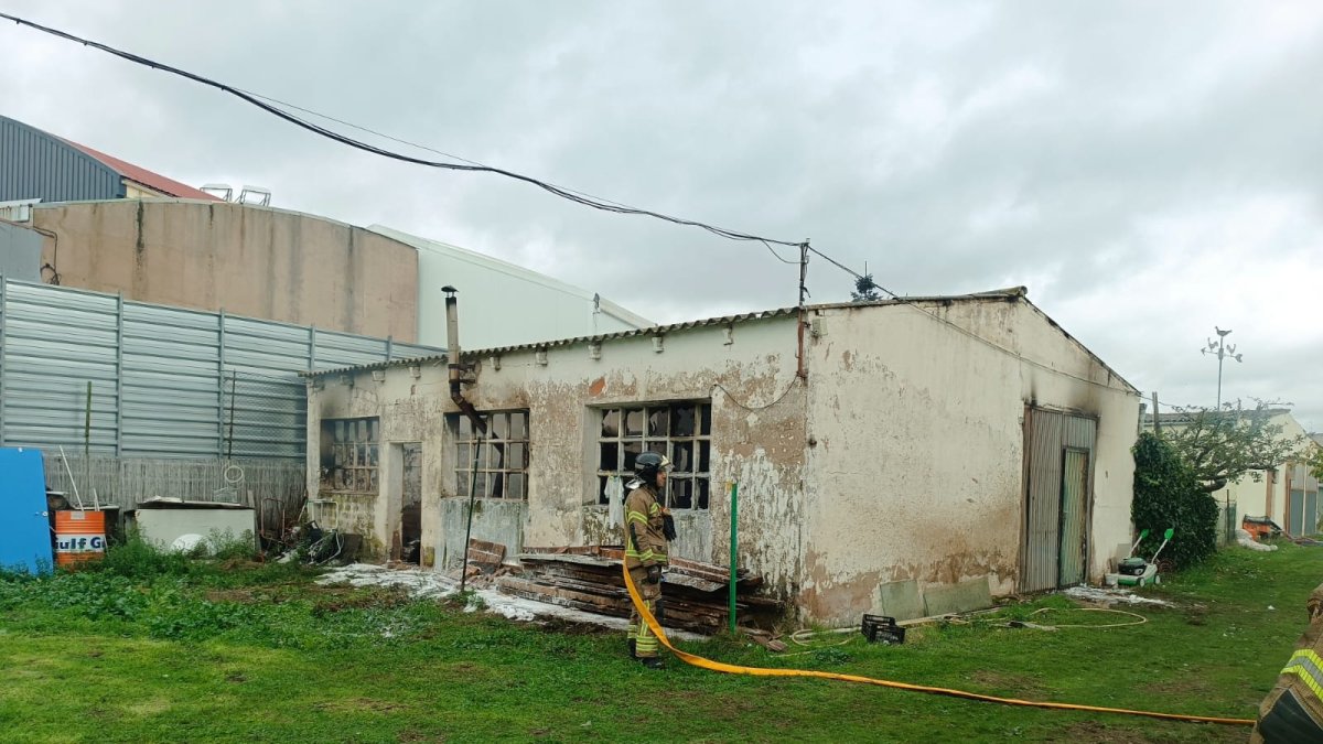 Imagen de la caseta incendiada.