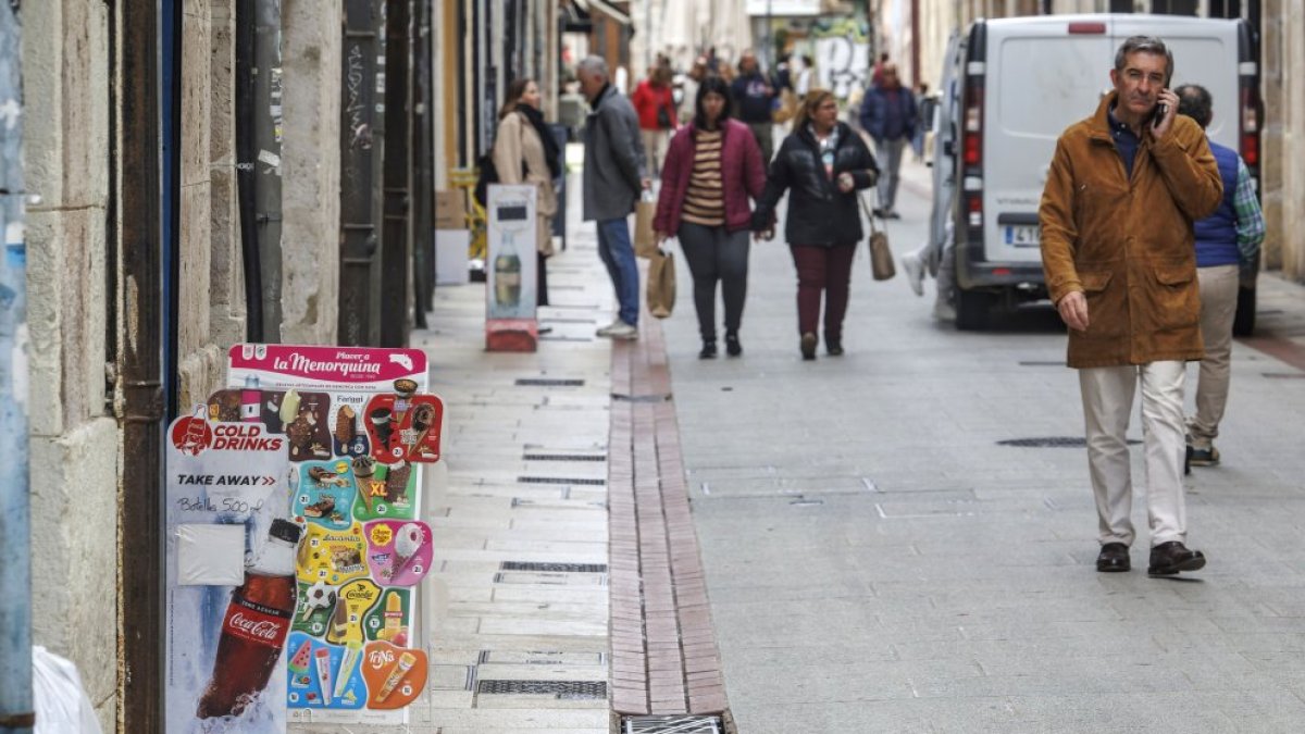 Una céntrica calle de la capital con publicidad de comercios en la vía pública.