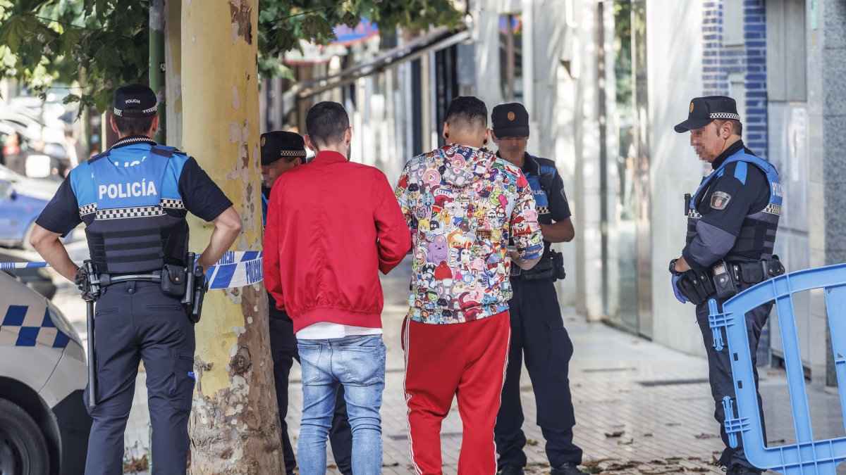 Imagen de un control de la Policía Local en la calle Briviesca.