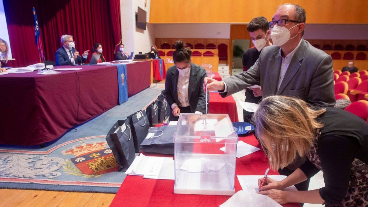 Votación en las últimas elecciones a rector de la UBU, que se celebraron durante la pandemia.