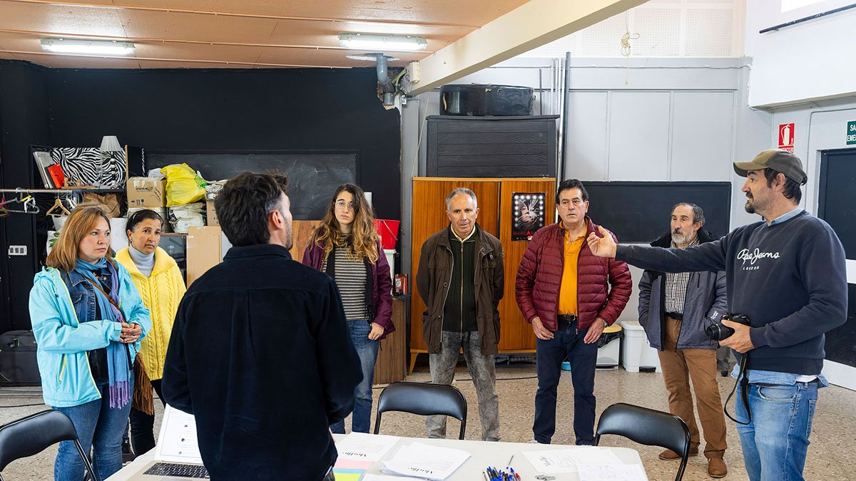 El director de casting de 'Sacamantecas', Aitor Blanco (derecha), junto a un grupo de aspirantes a formar parte de la figuración del filme.