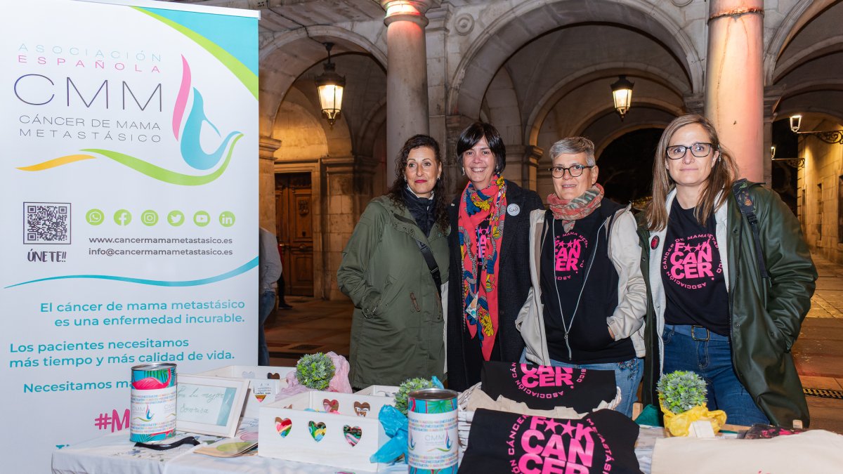 Voluntarias de la Asociación Española de Cáncer de Mama Metastásico (AECMM) en la Plaza Mayor.