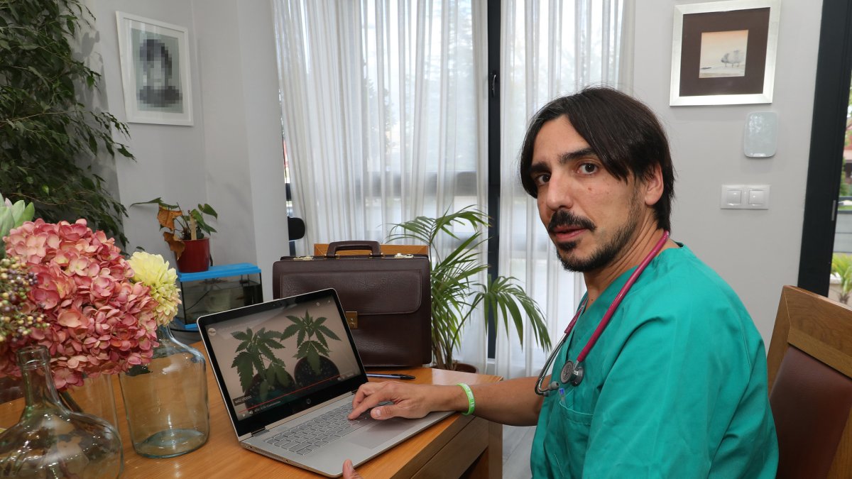 El cannabis como medicina para paliar enfermedades crónicas, en la imagen el doctor Javier Calaveras, que ha investigado sobre el uso medicinal de esta planta.