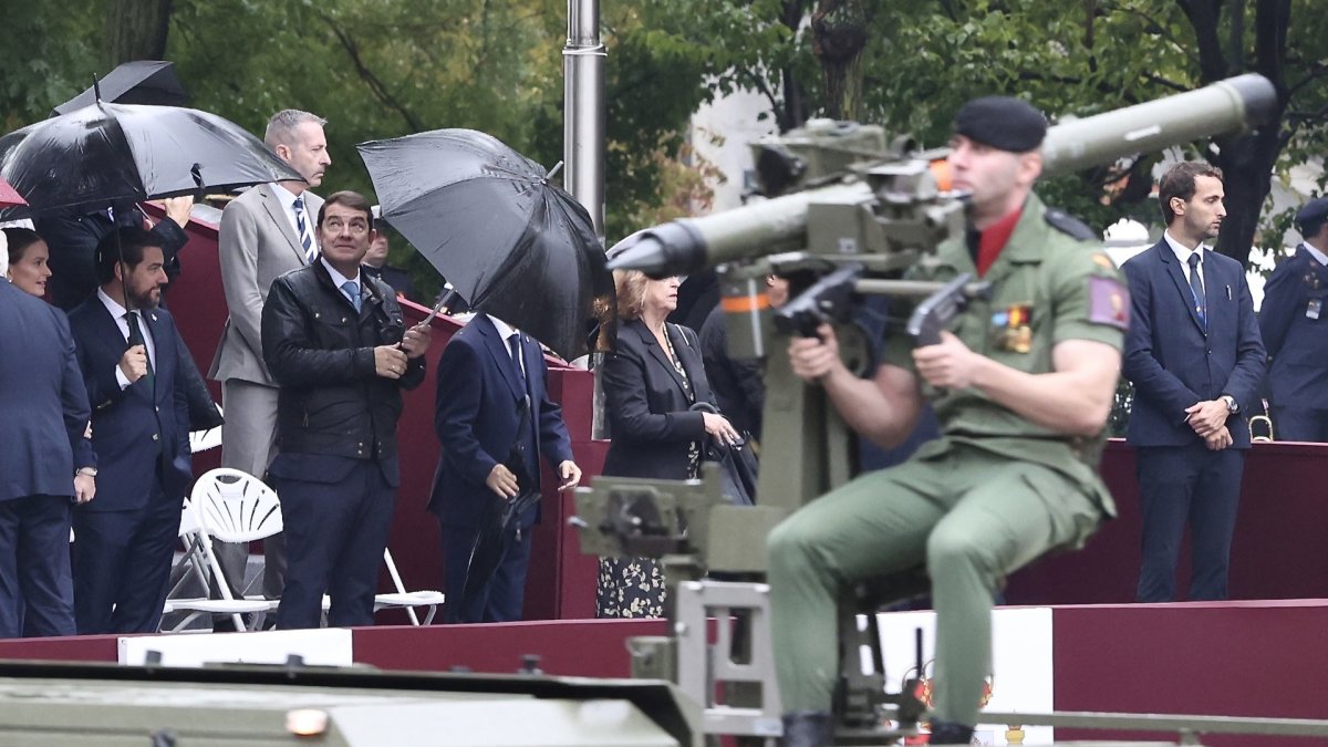 El presidente de la Junta de Castilla y León, Alfonso Fernández Mañueco, asiste al acto solemne de homenaje a la Bandera Nacional y el desfile militar con motivo del Día de la Fiesta Nacional de España.