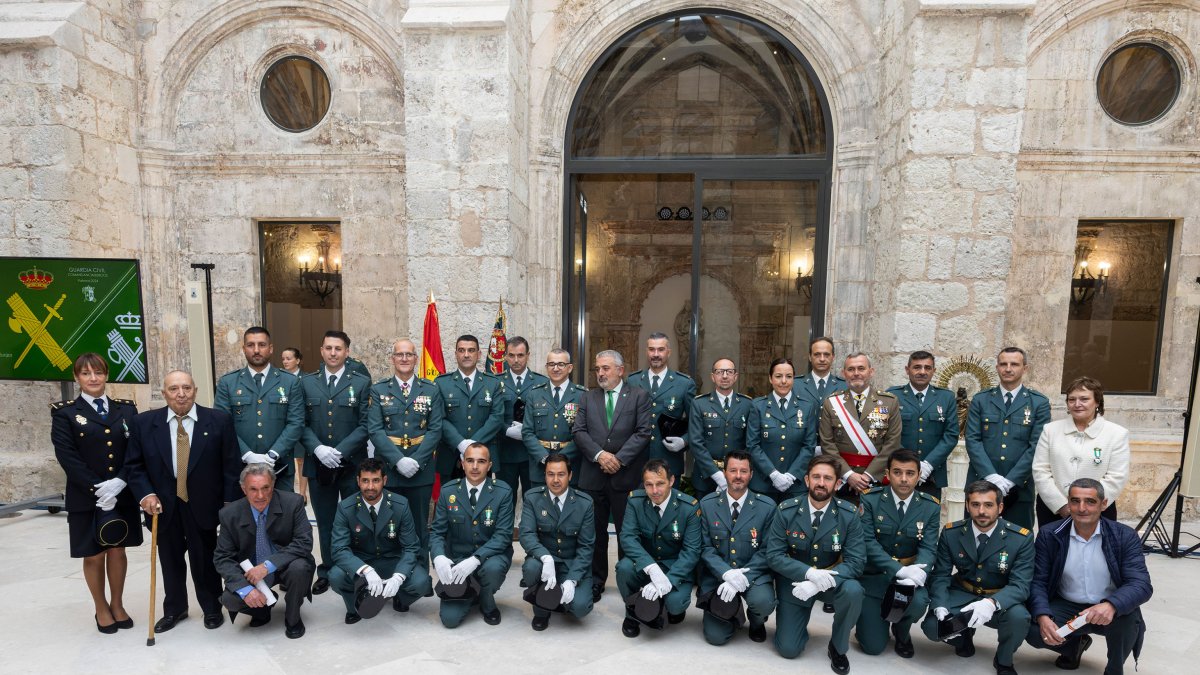 Foto de familia de los condecorados en la festividad de la Virgen del Pilar, patrona de la Guardia Civil.