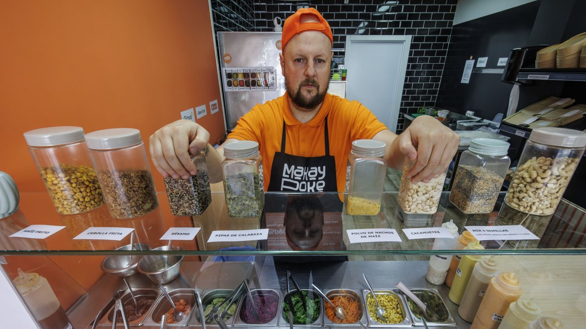 Jesús Basurto, junto al mostrador repleto de productos sanos que son el alma de su propuesta.