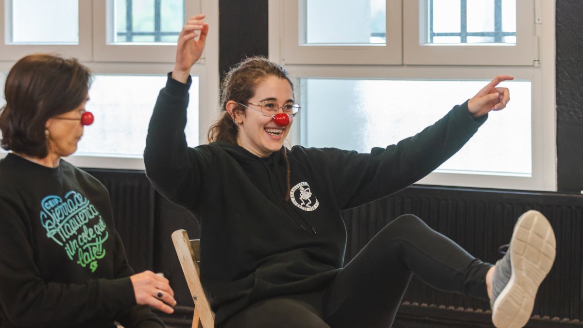 Un centenar de participantes estrenaron los talleres de circo, clown y swing durante la mañana.