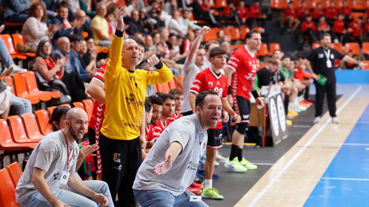Tensión en el banquillo del equipo burgalés durante el partido.