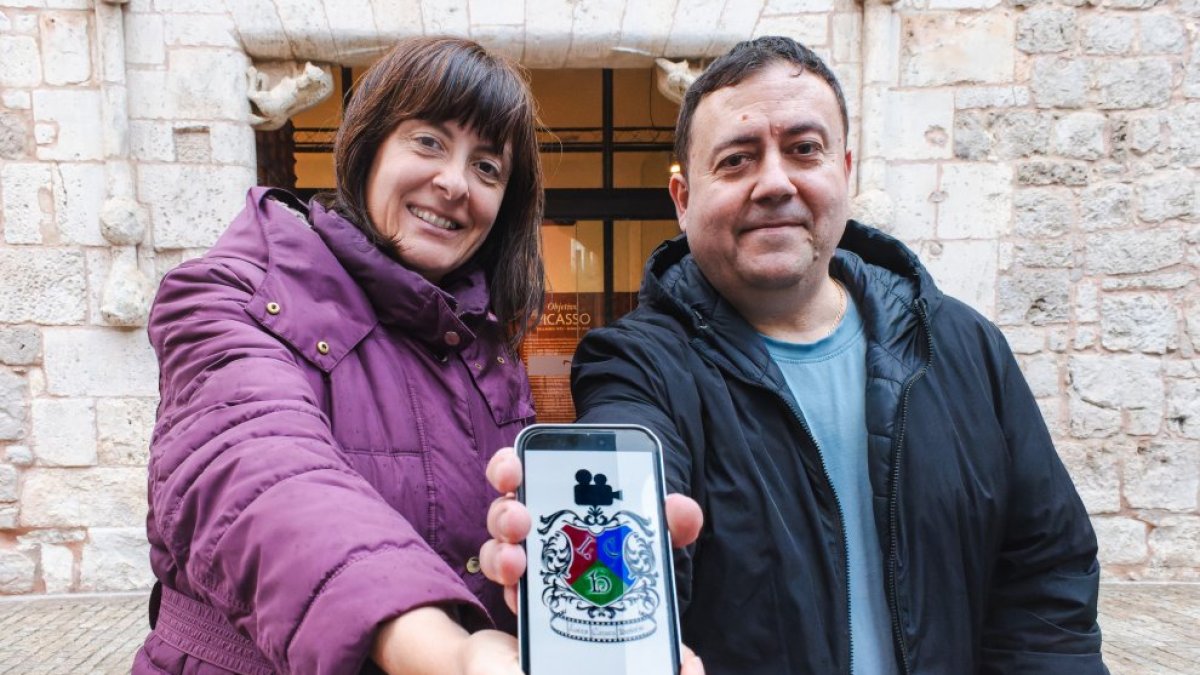 Beatriz y Javier en la Casa del Cordón donde quedan la huella de Juana, la protagonista de su último pódcast.