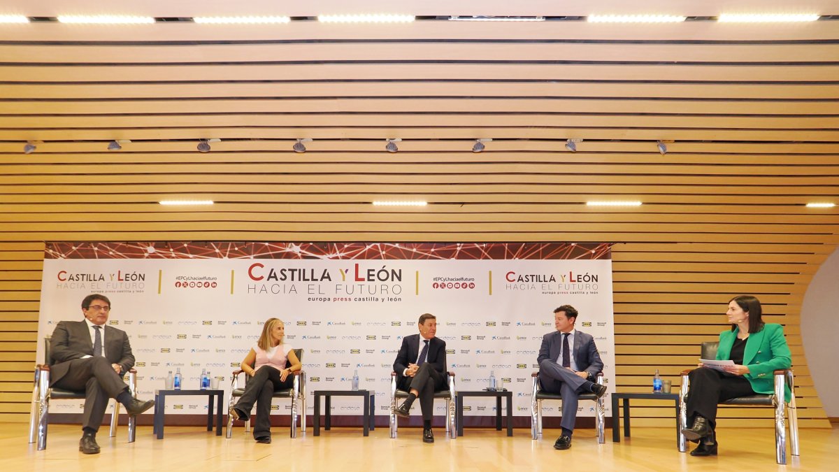 Los integrantes del panel sobre 'Sostenibilidad, innovación y talento, claves del desarrollo empresarial' organizado por Europa Press en el marco del 'Foro Castilla y León hacia el futuro'.