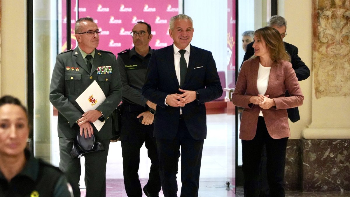 La consejera de Educación, Rocío Lucas, y el delegado del Gobierno, Nicanor Sen, y el general de Brigada Jefe de la Guardia Civil de Castilla y León, José Antonio Fernández de Luz, presentan la VI edición de Ciberliga en modalidad pre-amateur, una iniciativa de la Guardia Civil orientada a la difusión de cultura de ciberseguridad.