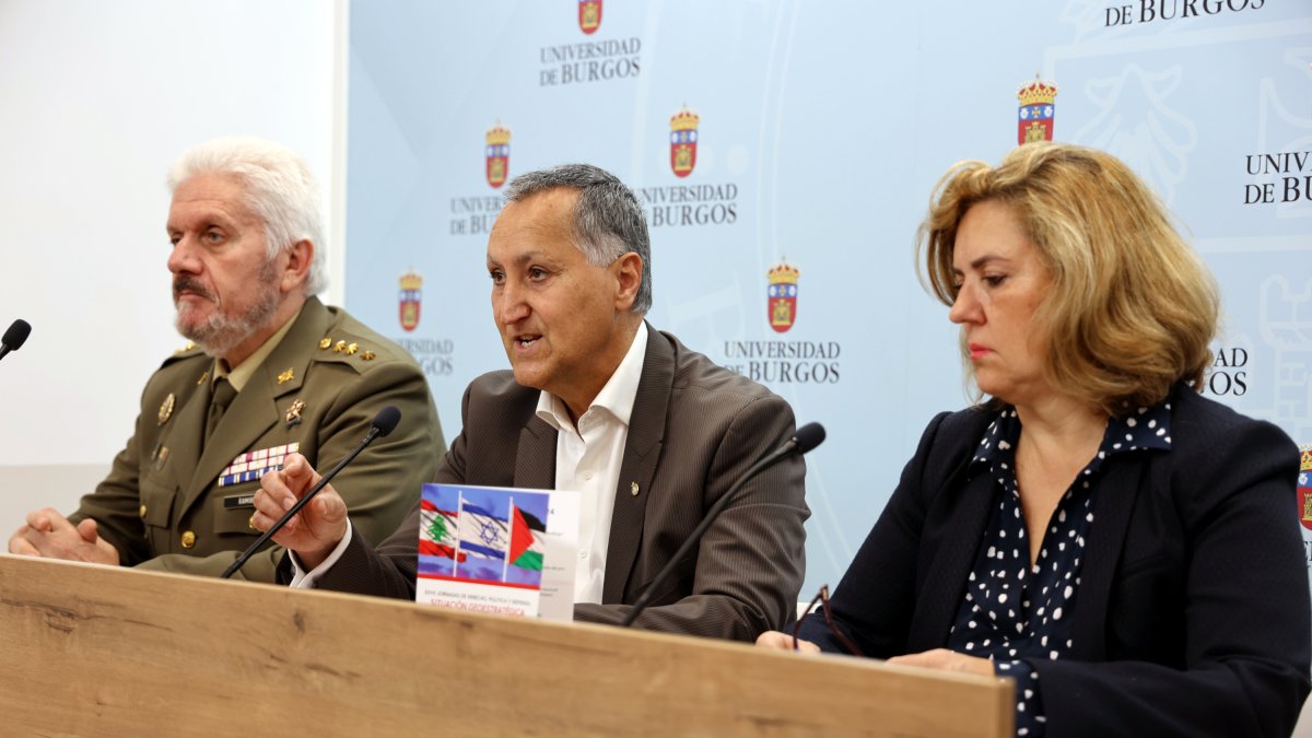 El coronel Francisco Ramírez, Santiago Bello y Mª Cristina Rodríguez, durante la presentación de las jornadas.