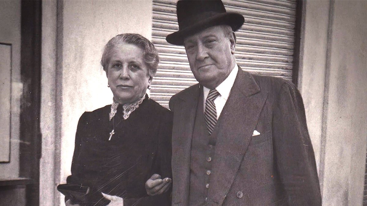 El poeta Manuel Machado acompañado por su esposa, Eulalia Cáceres.
