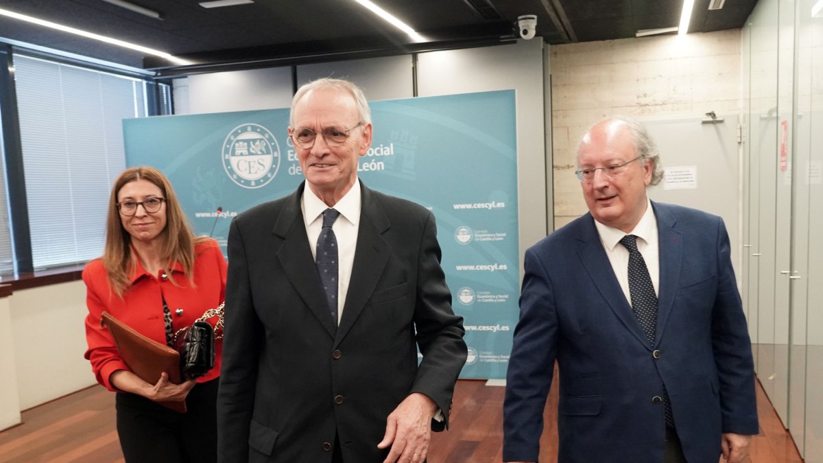 El presidente del CES nacional, Antón Costas Comesaña, presenta un informe sobre el sistema sanitario en España junto a la directora general de Planificación Sanitaria, Investigación e Innovación de la Junta, Sonia Martín Pérez, y al presidente del CES de Castilla y León, Enique Cabero, durante la jornada 