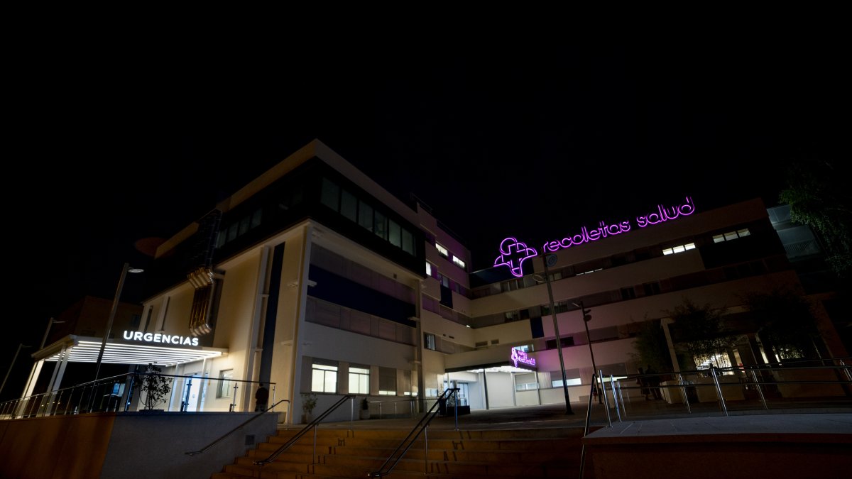 Fachada del hospital Recoletas iluminada de color rosa.