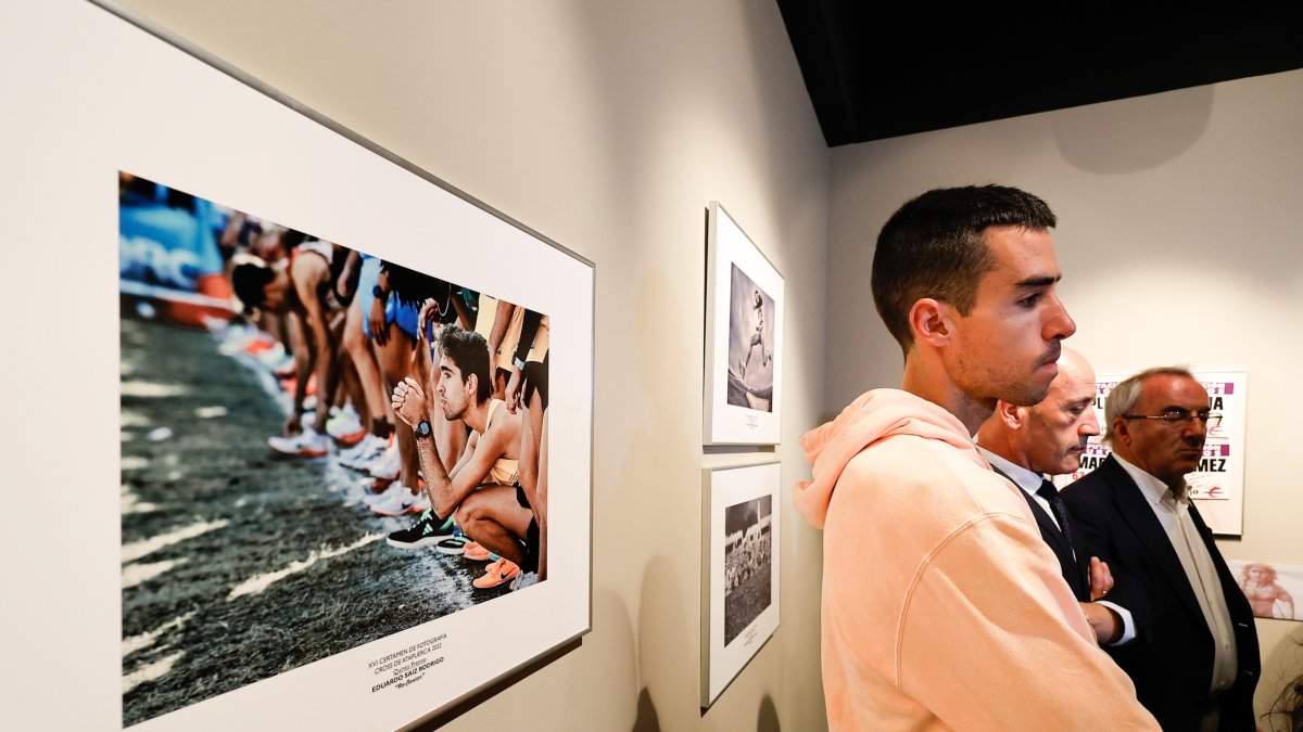 Jesús Gómez y Cristina Ruiz han participado en la inauguración de la muestra. Son la denominada por Suárez 'Generación del Cross de Atapuerca'.