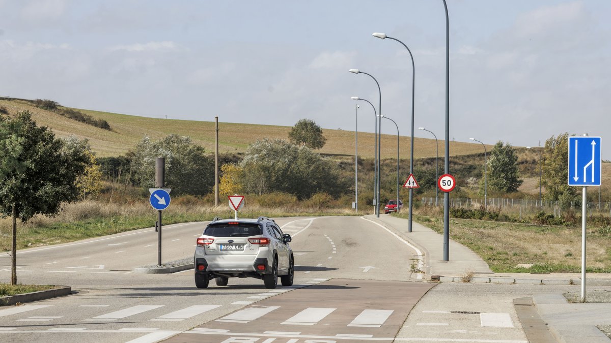 A partir de este cruce, a la altura de la calle Gumiel de Izán, el bulevar pasa de dos carriles de circulación (incluido el carril bus) a uno.