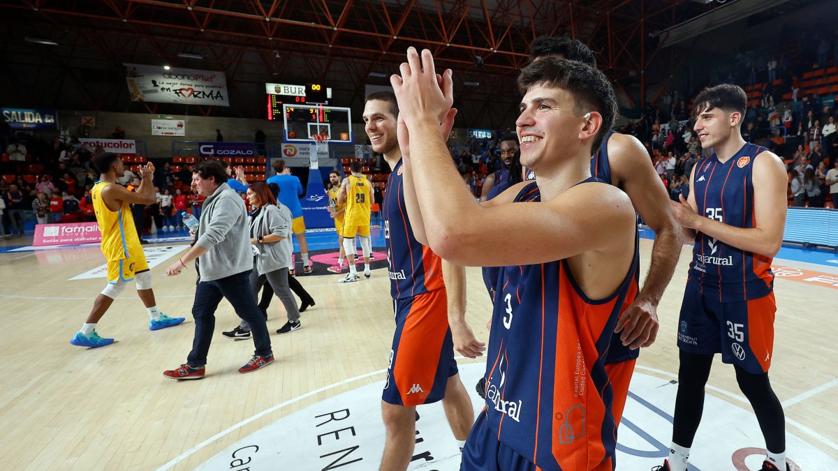 Jaume Lobo celebra con el público la victoria ante Estudiantes.