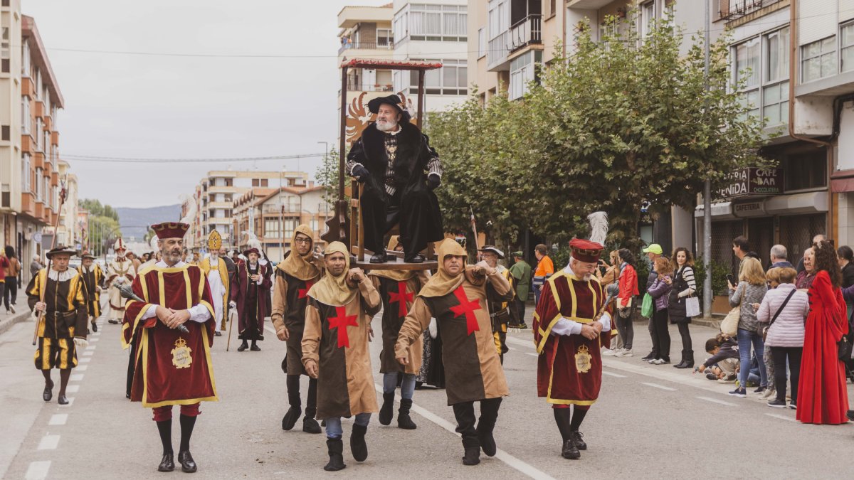 Imagen de archivo de la llegada de Carlos V a la localidad medinense.