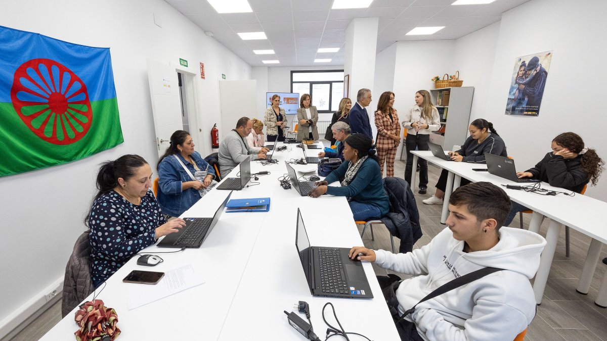 Visita de la directora general de Familias, Infancia y Atención a la Diversidad, Esperanza Álvarez, a la sede de Secretariado Gitano en Burgos.