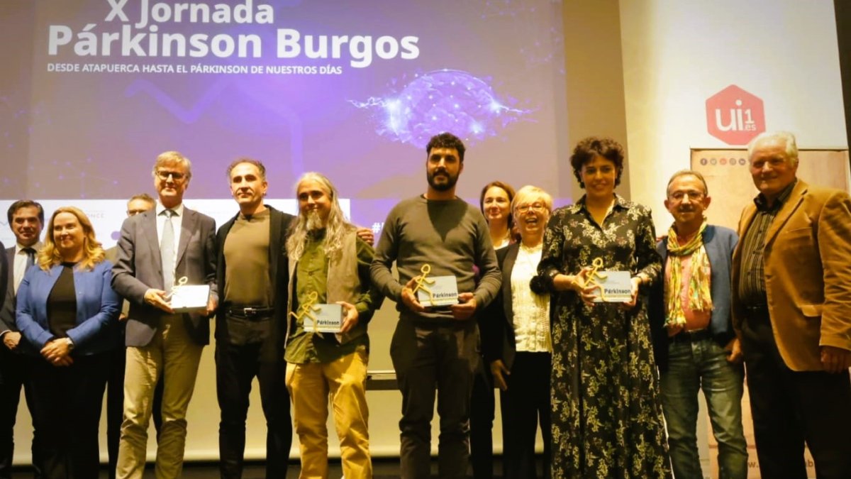 Foto de familia de las autoridades y los premiados en la segunda edición de los premios “Gracias Párkinson Burgos”.