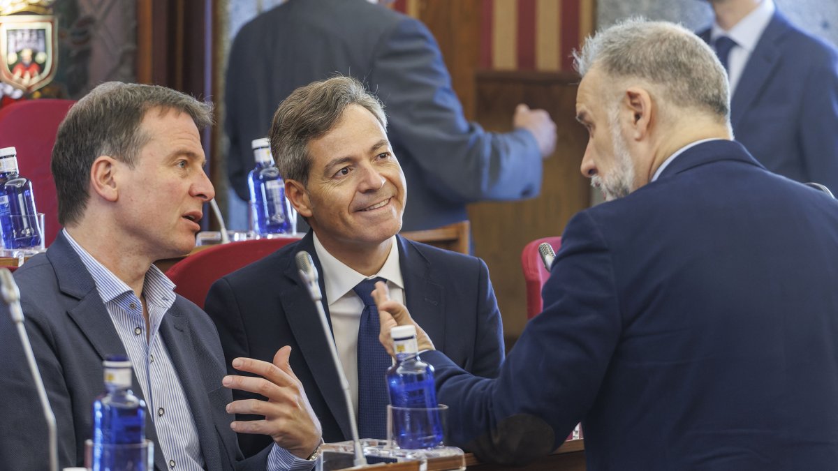 Jose Antonio López charla con Borja Suárez y César Barriada durante un pleno municipal.