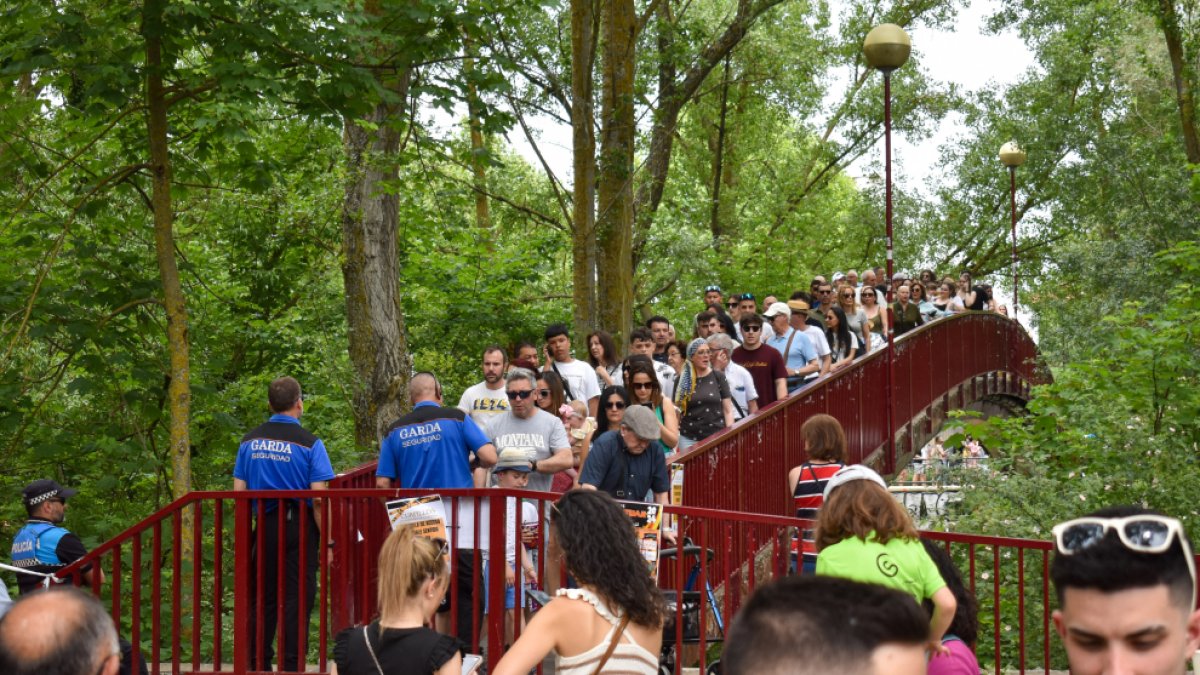 El acceso a La Quinta por la pasarela frente al campo de fútbol de El Plantío fue problemático.