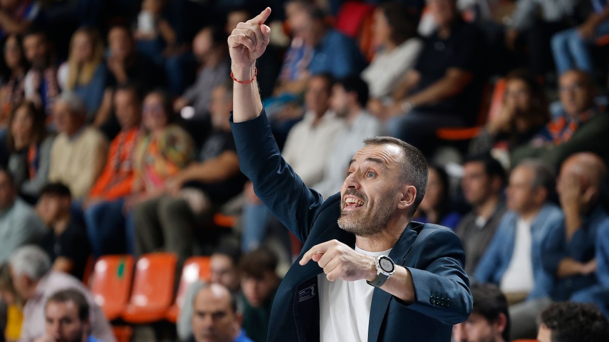 Salva Camps, un técnico que vive con intensidad los partidos, gesticula en la banda de El Plantío en el choque ante Estudiantes.