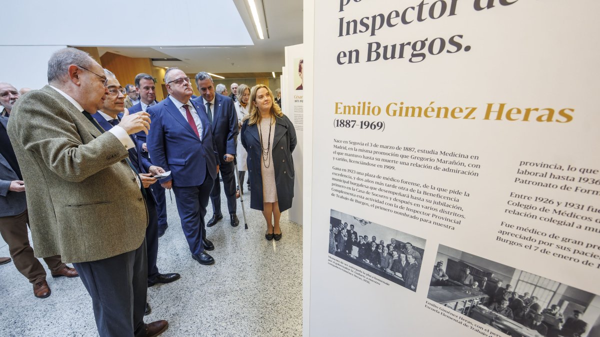 Uno de los comisarios de la exposición, José Manuel López Gómez, explica el empeño de la cita por rescatar a profesionales de los siglos XIX y XX.