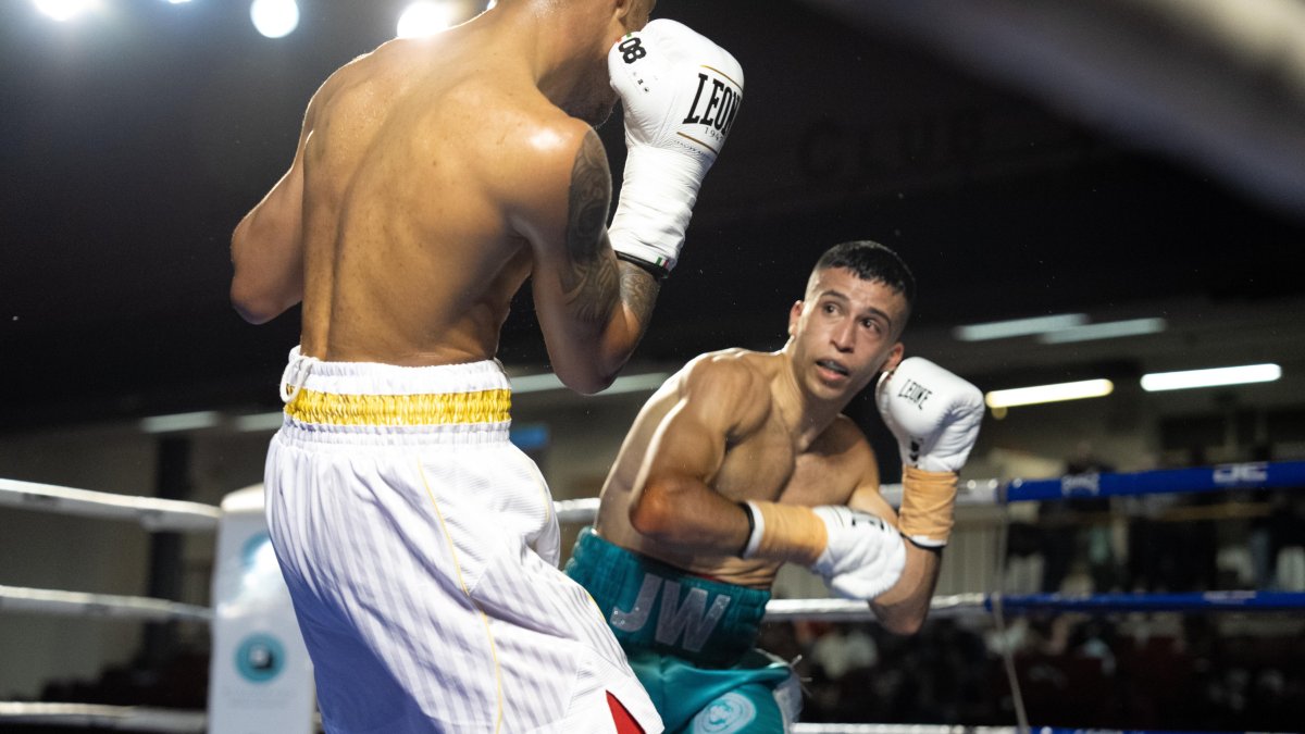 Yazid Ezzaidani, con calzón verde, se posiciona ante su oponente en un combate anterior.