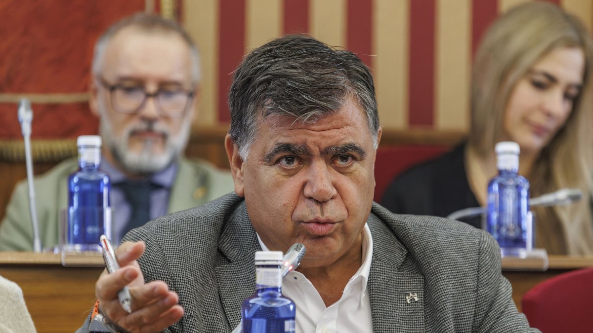 Juan Manuel Manso, concejal del PP, en el Ayuntamiento de Burgos, durante una intervención en el Pleno.