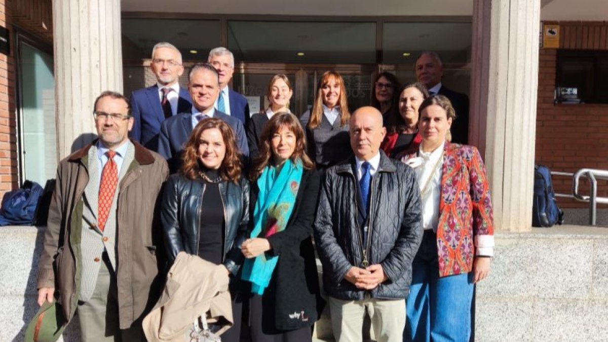 En la imagen abogados arandinos con miembros de la junta del Colegio de abogados de Burgos
