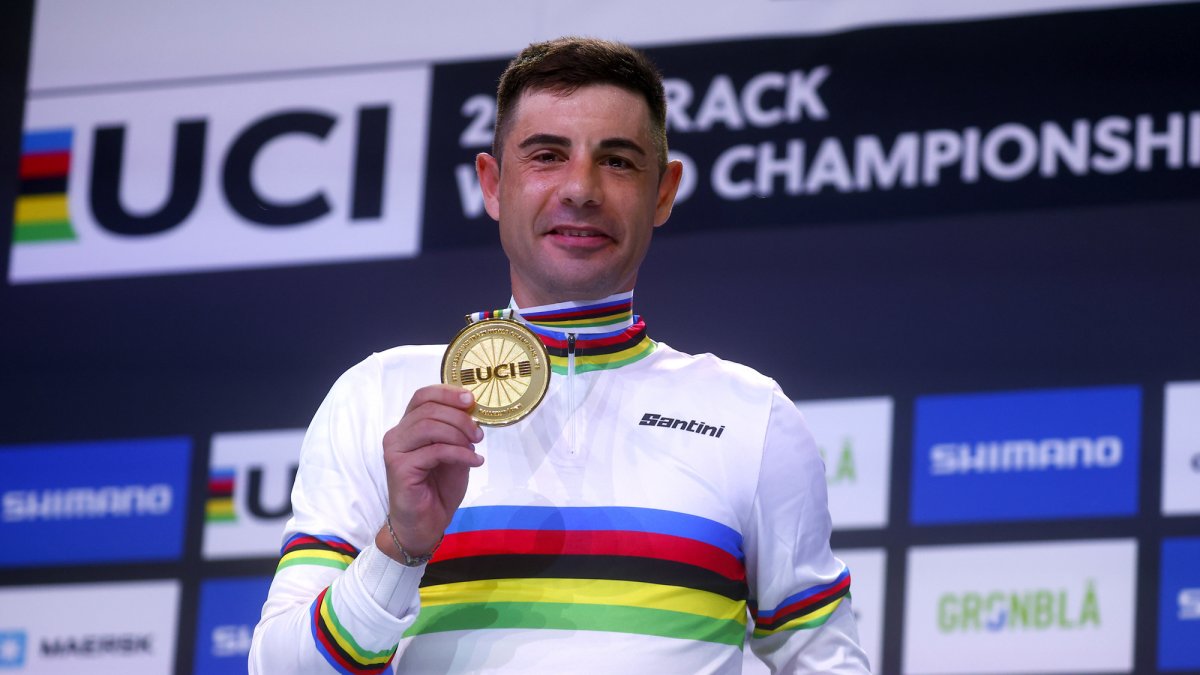 Sebastián Mora, con su medalla de oro y su maillot arcoíris.