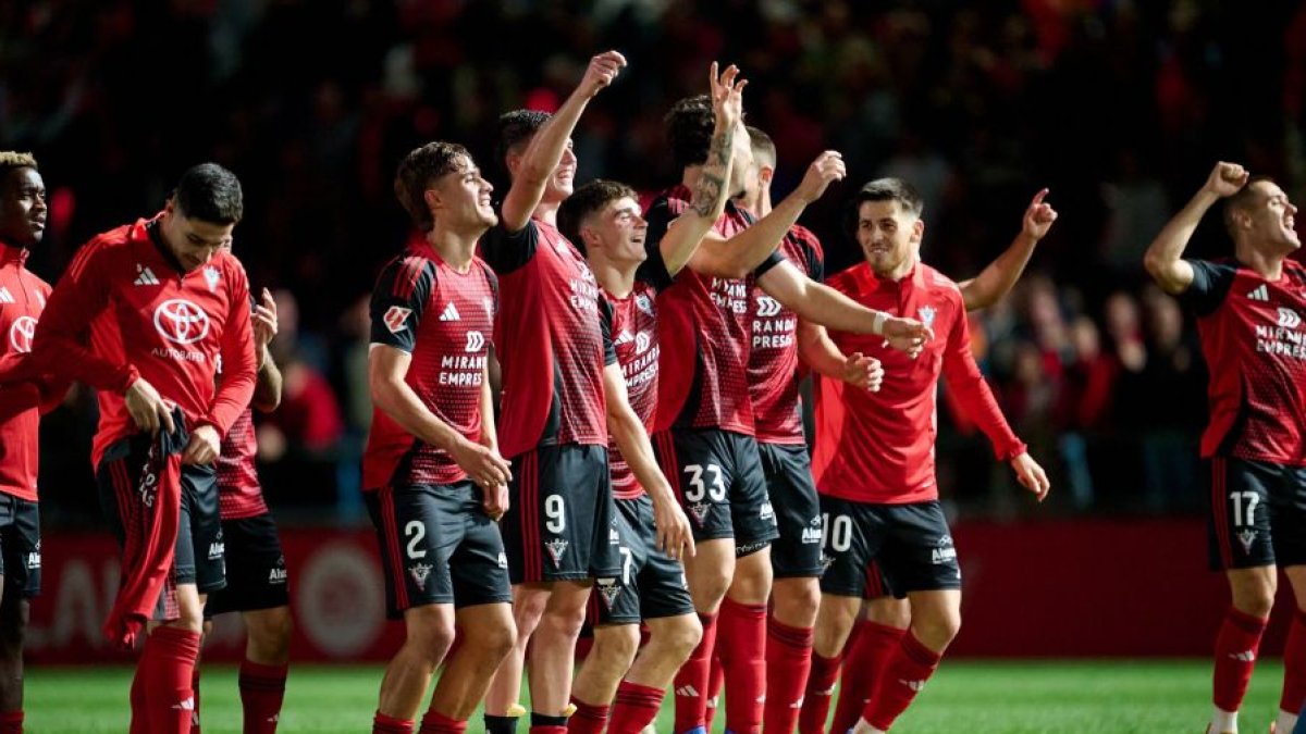 Los jugadores del CD Mirandés celebran el triunfo.