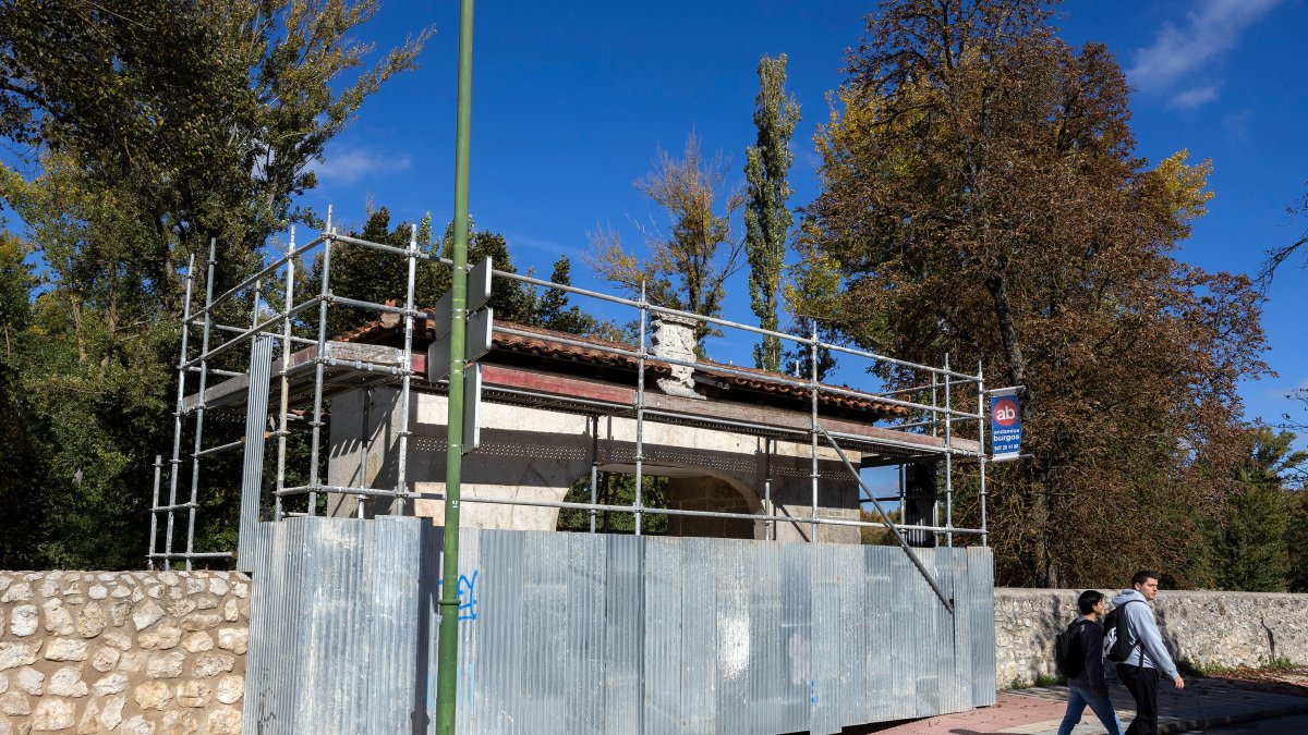 Puerta de acceso al Parral, tapada por las obras en el interior.