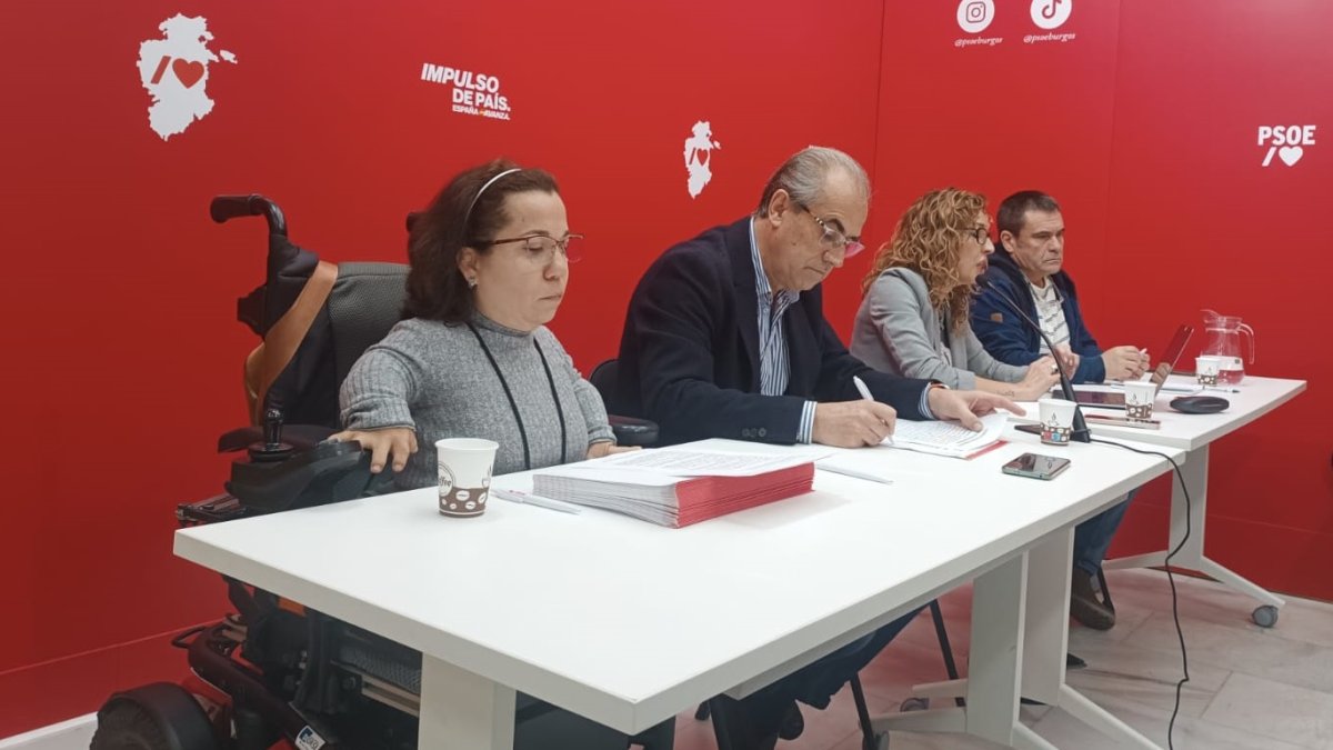 Noelia Frutos, Luis Briones, Virginia Jiménez y Jesús Puente en la sede del PSOE de Burgos.