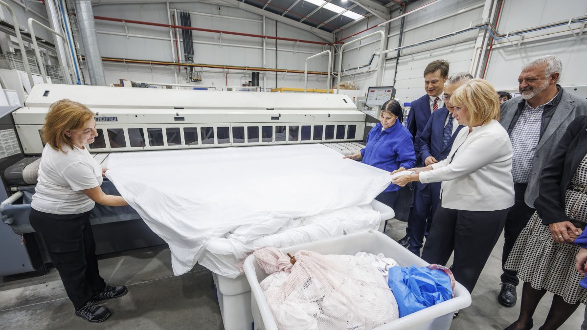 La consejera de Industria, Comercio y Empleo, Leticia García, durante su visita a las instalaciones de la empresa de inserción Ceislabur, dedicada a la lavandería industrial