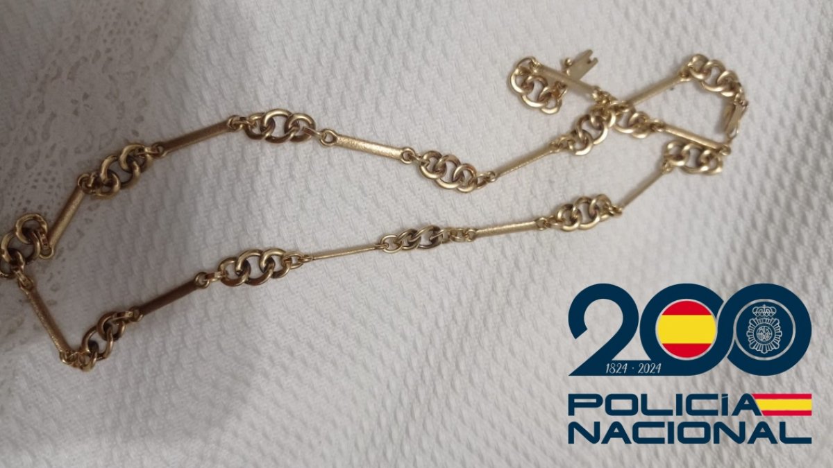 Una de las joyas robdas por la detenida.
