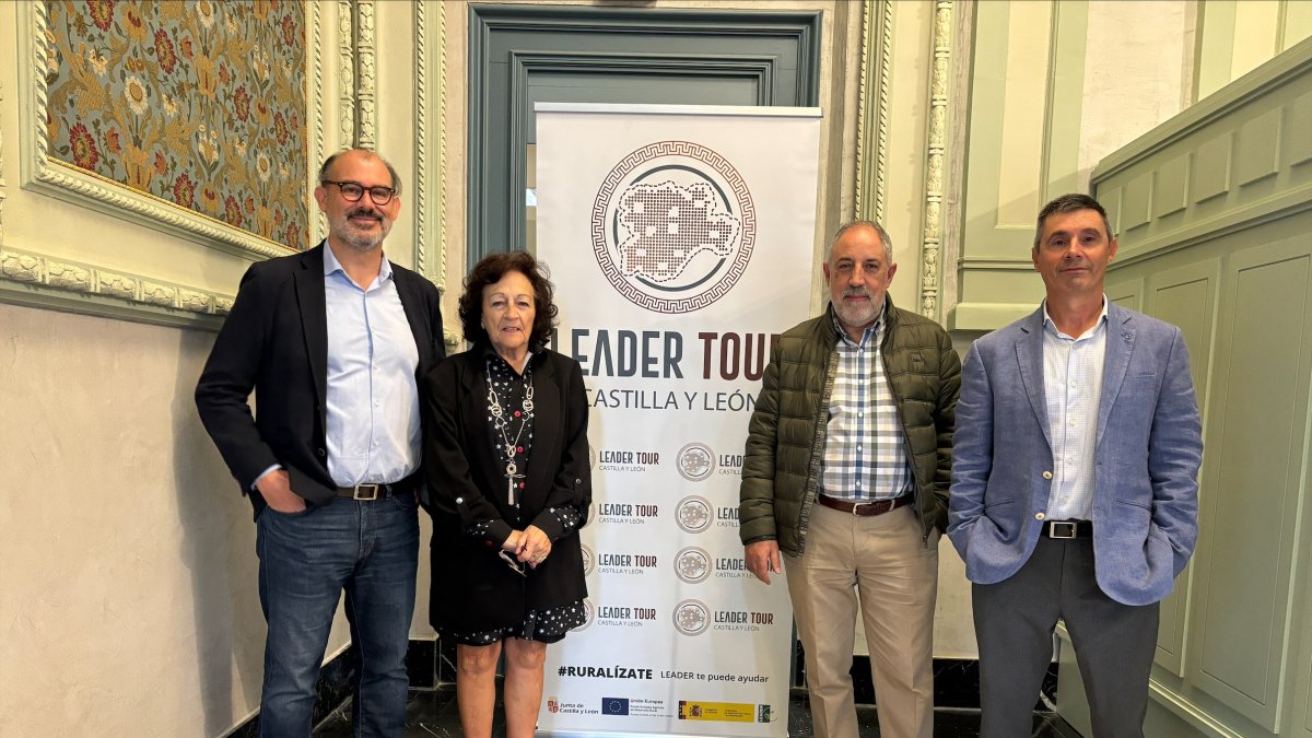 Presentación de LEADER Tour en Burgos. De izquierda a derecha: Fernando Castaño, gerente GAL AGALSA Sierra de la Demanda; Beatriz Francés, presidenta GAL ADECO CAMINO; Miguel Ángel Salas, vicepresidente GAL AGALSA Sierra de la Demanda, y Ángel Manso , gerente GAL ADECO CAMINO