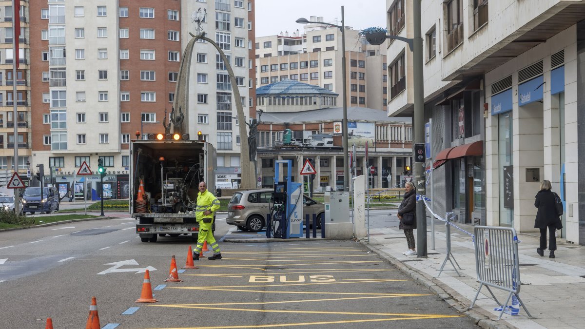 Los operarios de la empresa de señalización, pintando esta mañana la zona de carga y descarga de la parada de autobús de la avenida de la Paz.